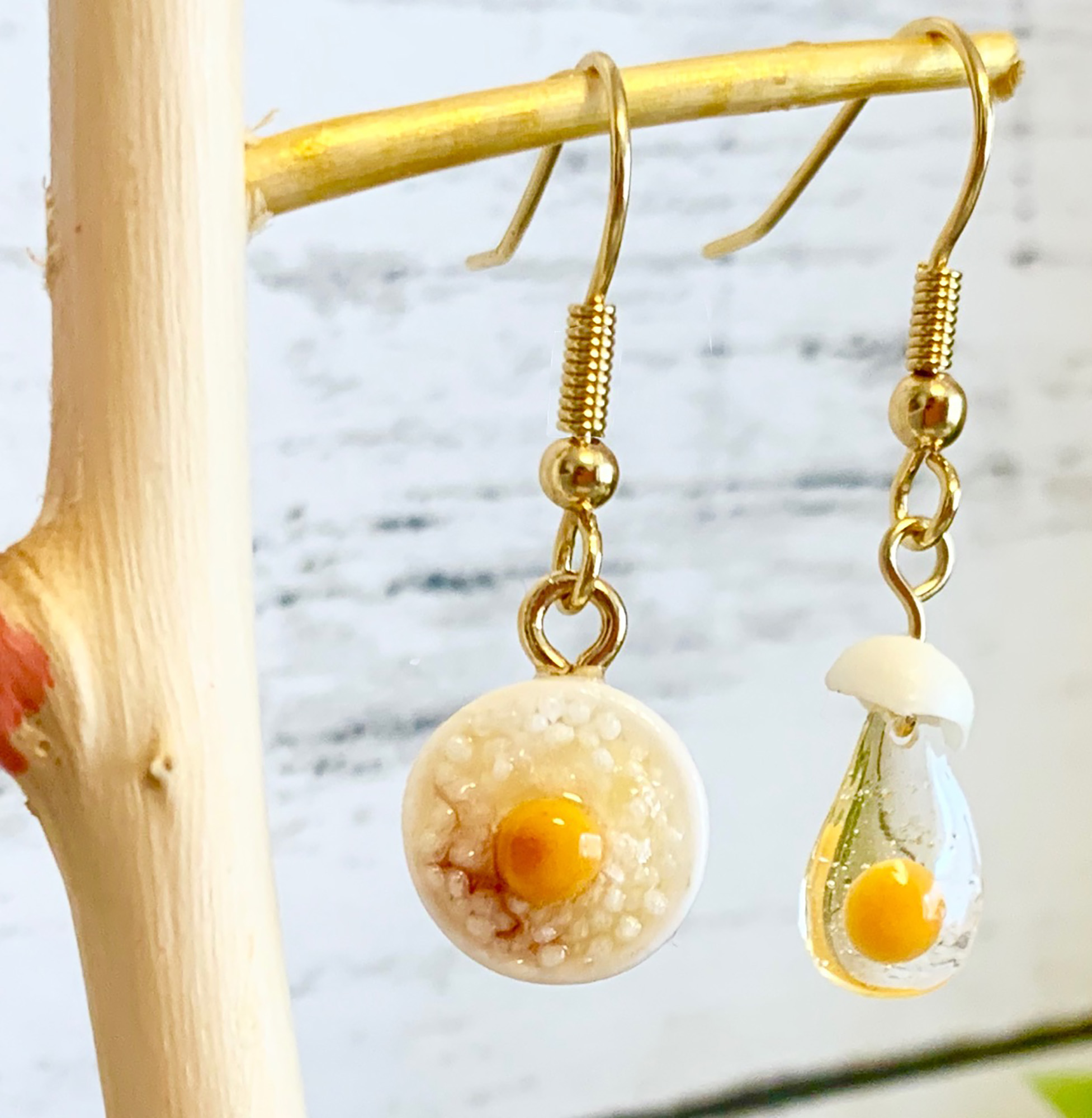 handmade きづか ♡ エッグにゃんこのカラフルたまご乗っけピアス